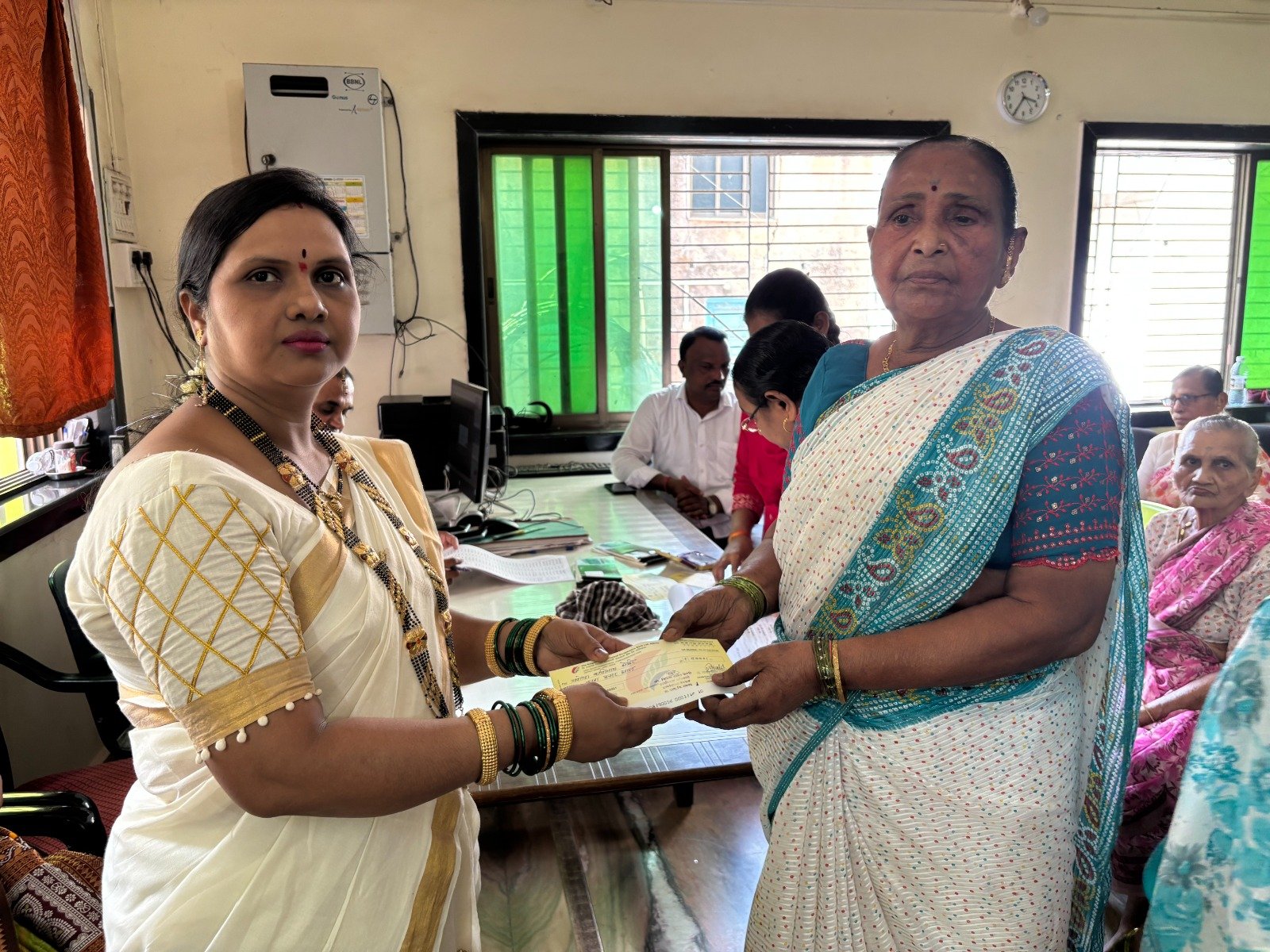 लाभार्थी महिलांना आर्थिक सहाय्य प्रदान